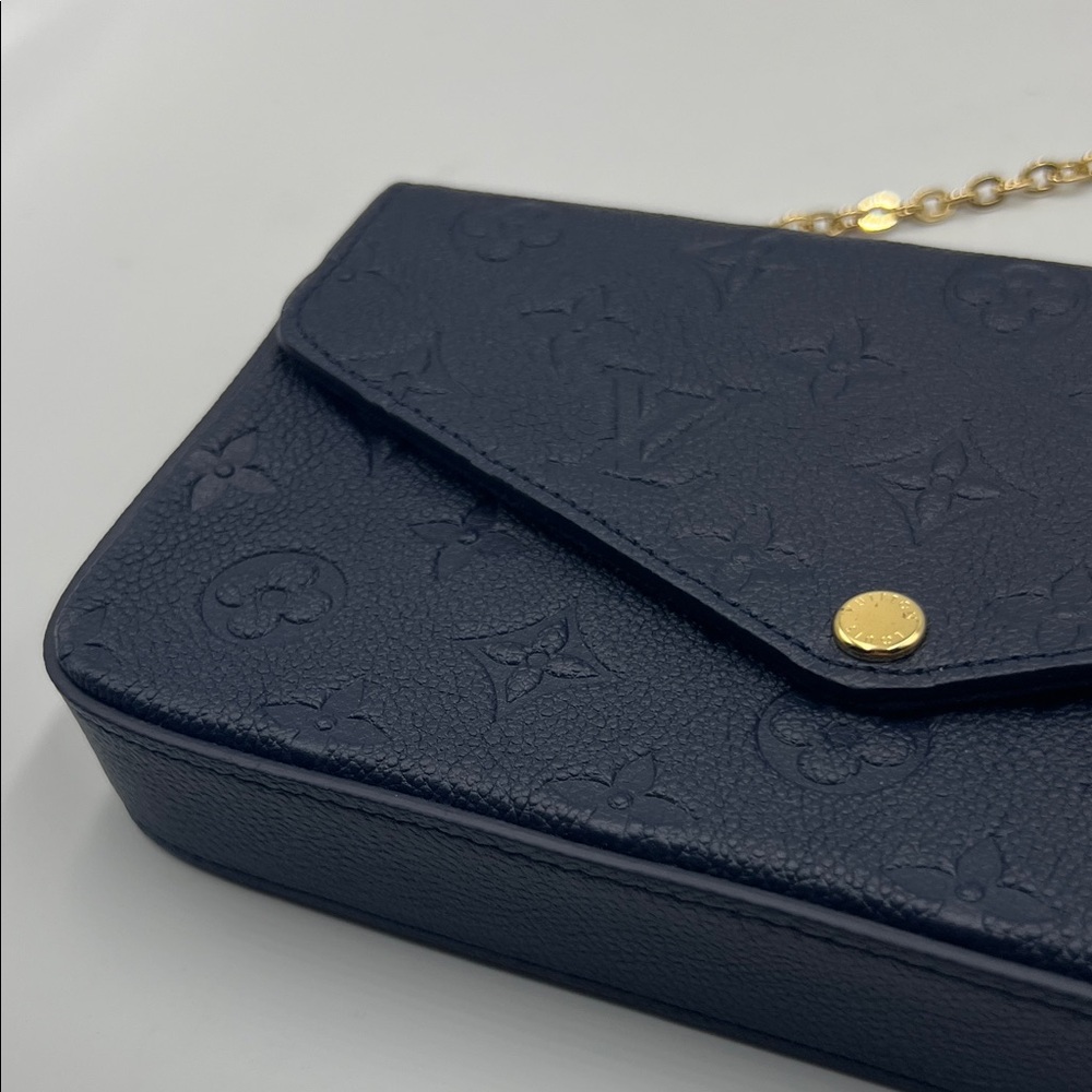 New Louis Vuitton navy blue leather Clutch crossbody Gold Chain - Picture 4 of 13